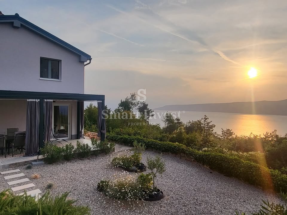 ISTRIA - VICINANZE DI LABIN, casa recentemente ristrutturata con 2 appartamenti e splendida vista mare