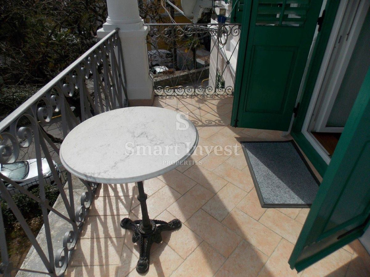 ABBAZIA - CENTRO, spazioso appartamento in villa, a 50 m dal mare