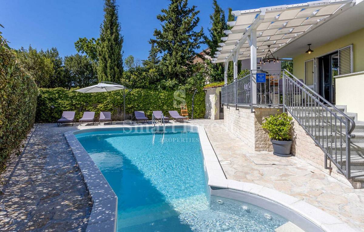 OPATIJA - POBRI, Bella casa con piscina e vista mare, in vendita