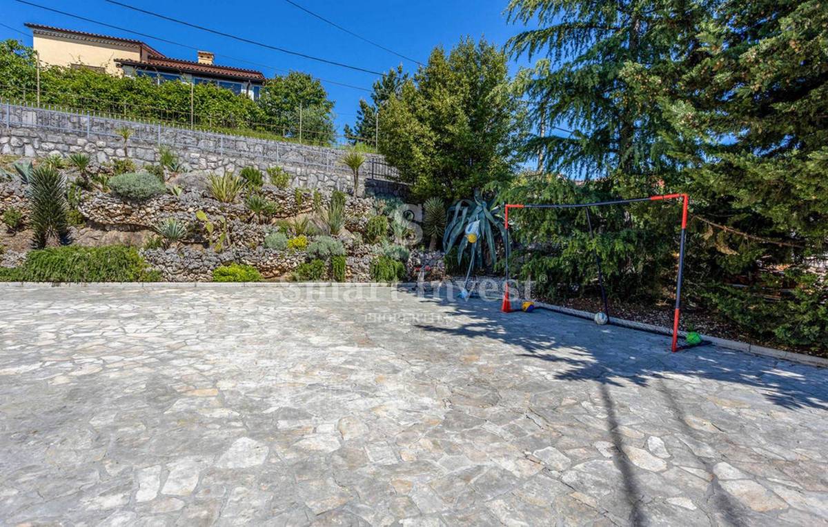 OPATIJA - POBRI, Bella casa con piscina e vista mare, in vendita