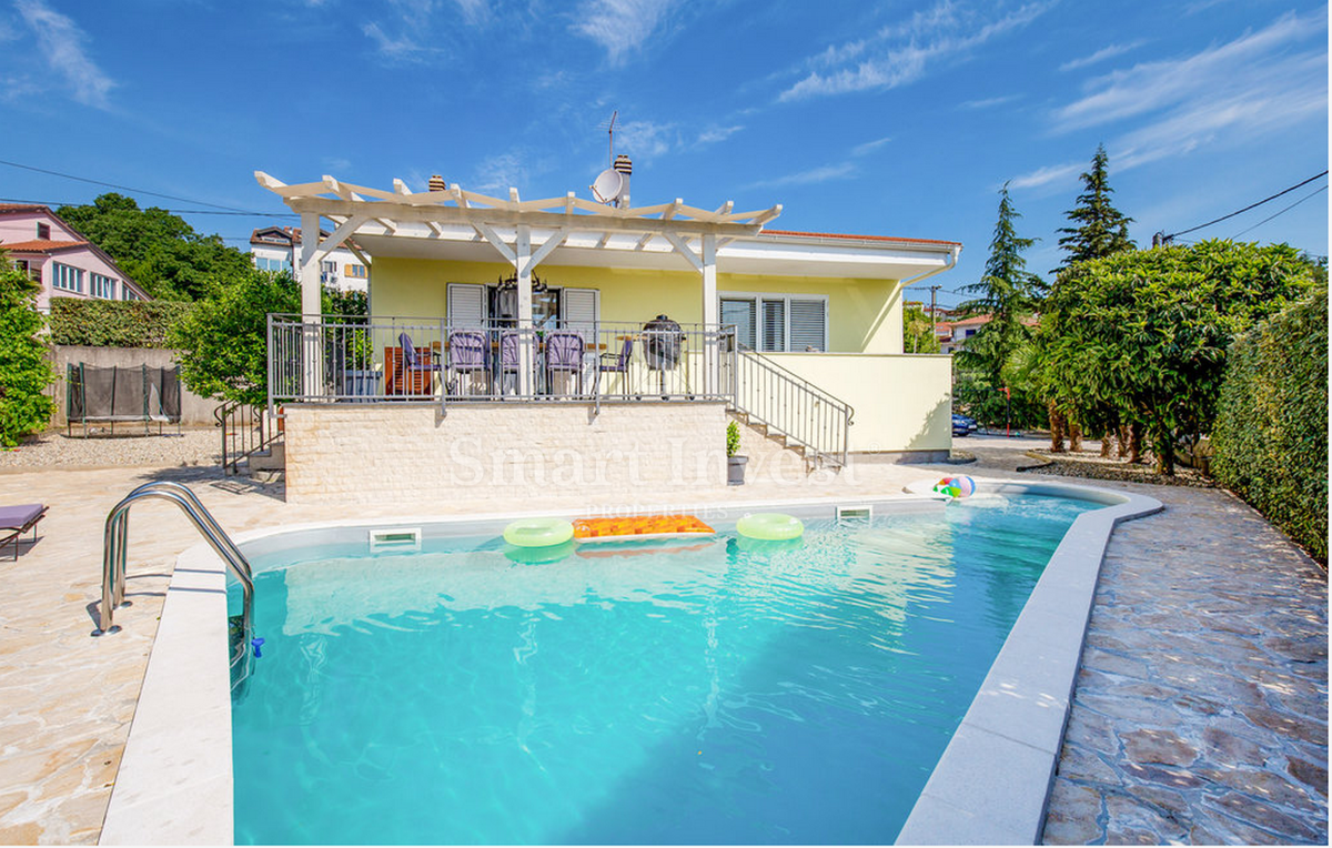 OPATIJA - POBRI, Bella casa con piscina e vista mare, in vendita