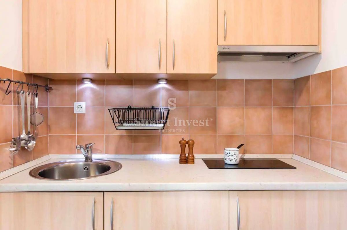 OPATIJA - VOLOSKO. Floor of an urban villa, 170 m2, garden, sea view, 300 m to the sea