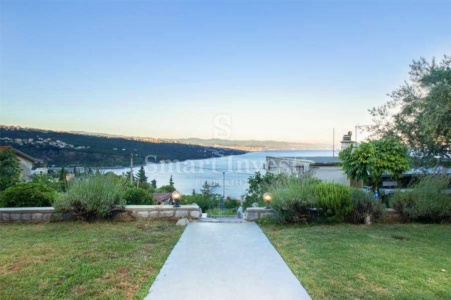 OPATIJA - VOLOSKO. Floor of an urban villa, 170 m2, garden, sea view, 300 m to the sea