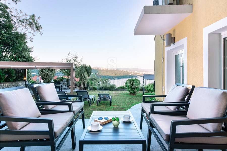 OPATIJA - VOLOSKO. Floor of an urban villa, 170 m2, garden, sea view, 300 m to the sea