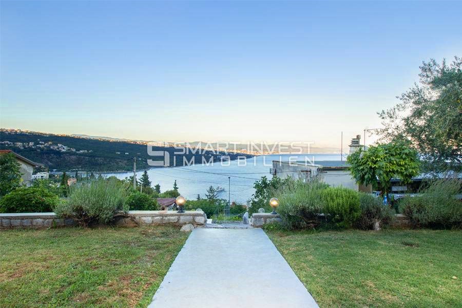 OPATIJA - VOLOSKO. Floor of an urban villa, 170 m2, garden, sea view, 300 m to the sea