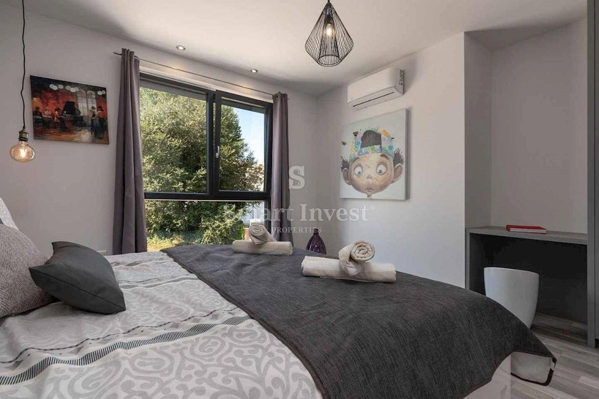 ISTRIA - POREČ vicinity, MODERN 3-LEVEL APARTMENT 250 M TO THE SEA