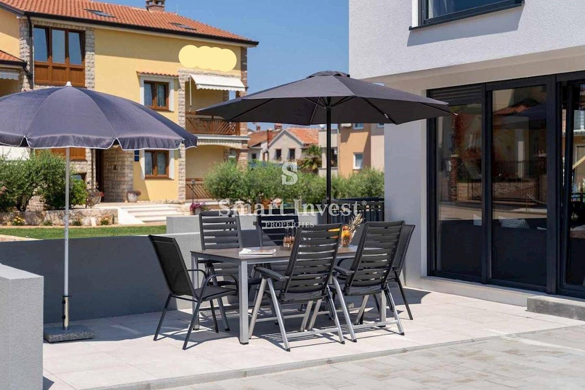 ISTRIA - POREČ vicinity, MODERN 3-LEVEL APARTMENT 250 M TO THE SEA