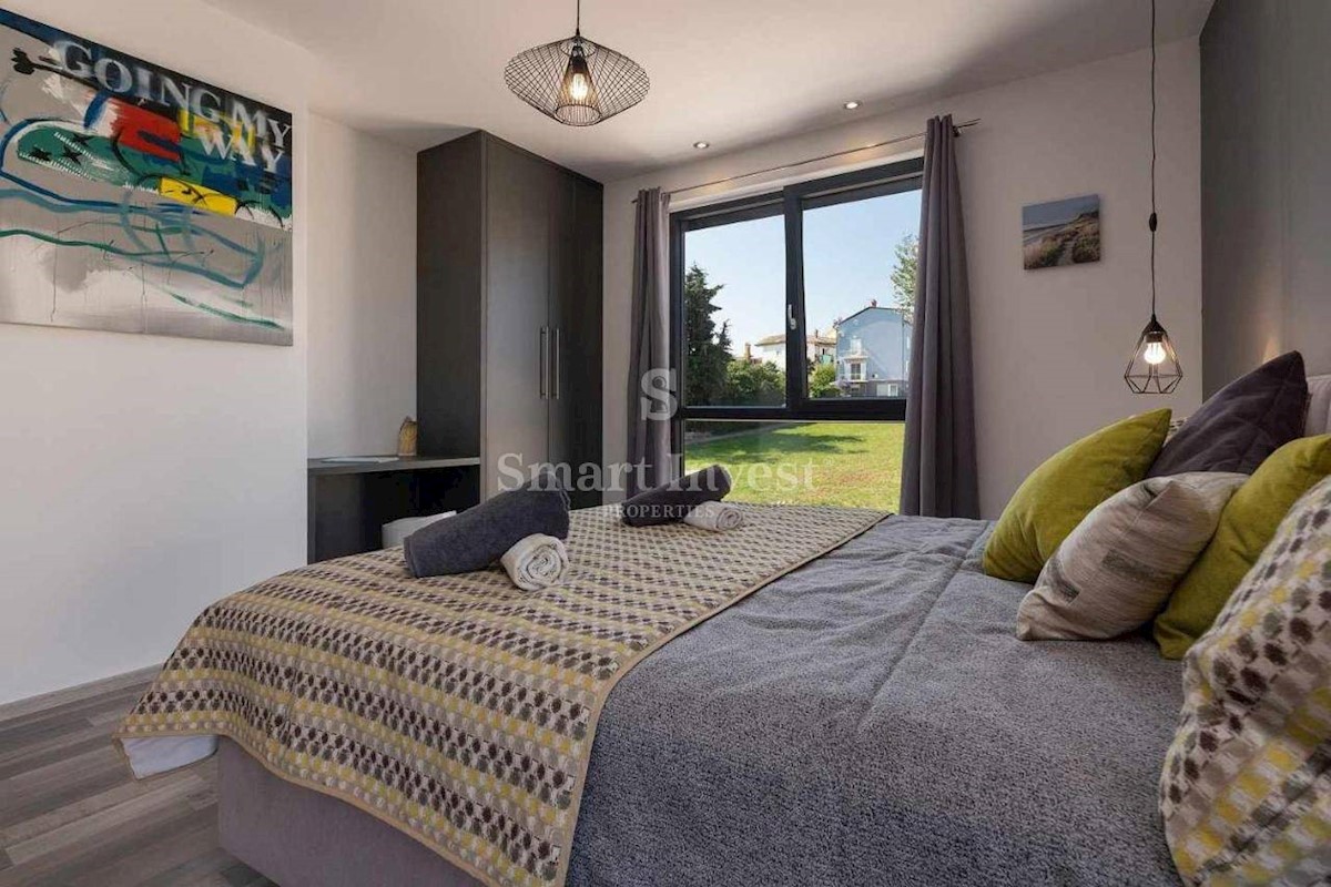 ISTRIA - POREČ vicinity, MODERN 3-LEVEL APARTMENT 250 M TO THE SEA