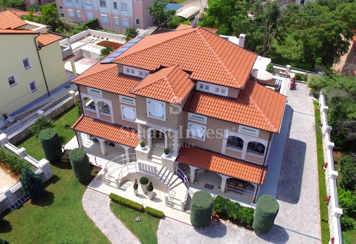 ISTRIA - FUNTANA, Beautiful villa with pool and 10 apartments near the sea! 