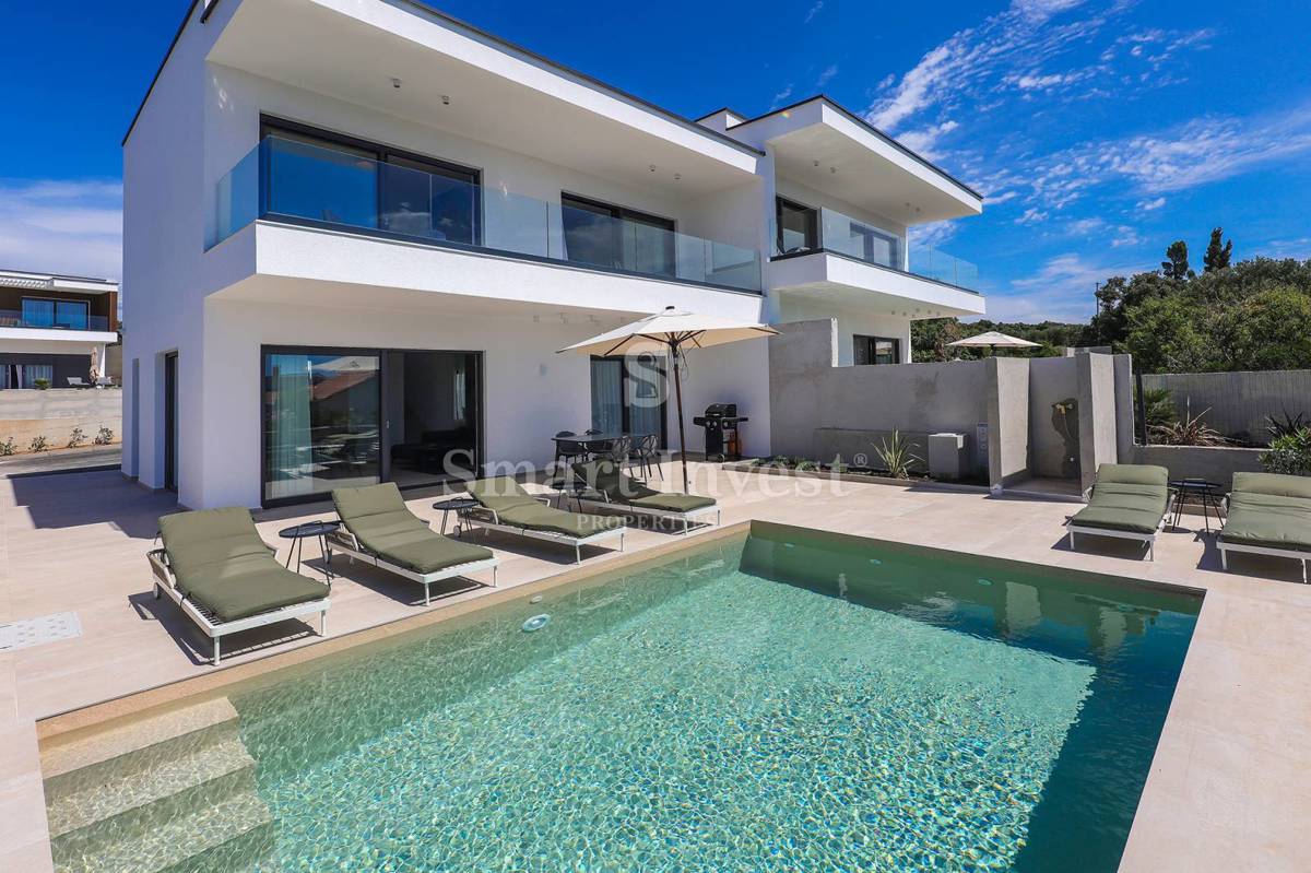 ISOLA DI PAG, lussuosa villa bifamiliare con piscina e vista mare, a 100 m dal mare!