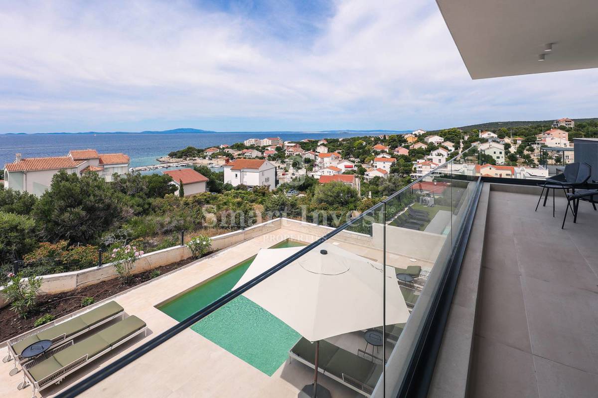 ISOLA DI PAG, lussuosa villa bifamiliare con piscina e vista mare, a 100 m dal mare!