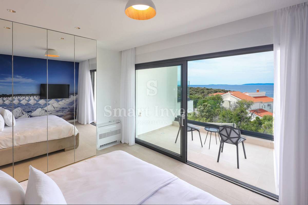 ISOLA DI PAG, lussuosa villa bifamiliare con piscina e vista mare, a 100 m dal mare!