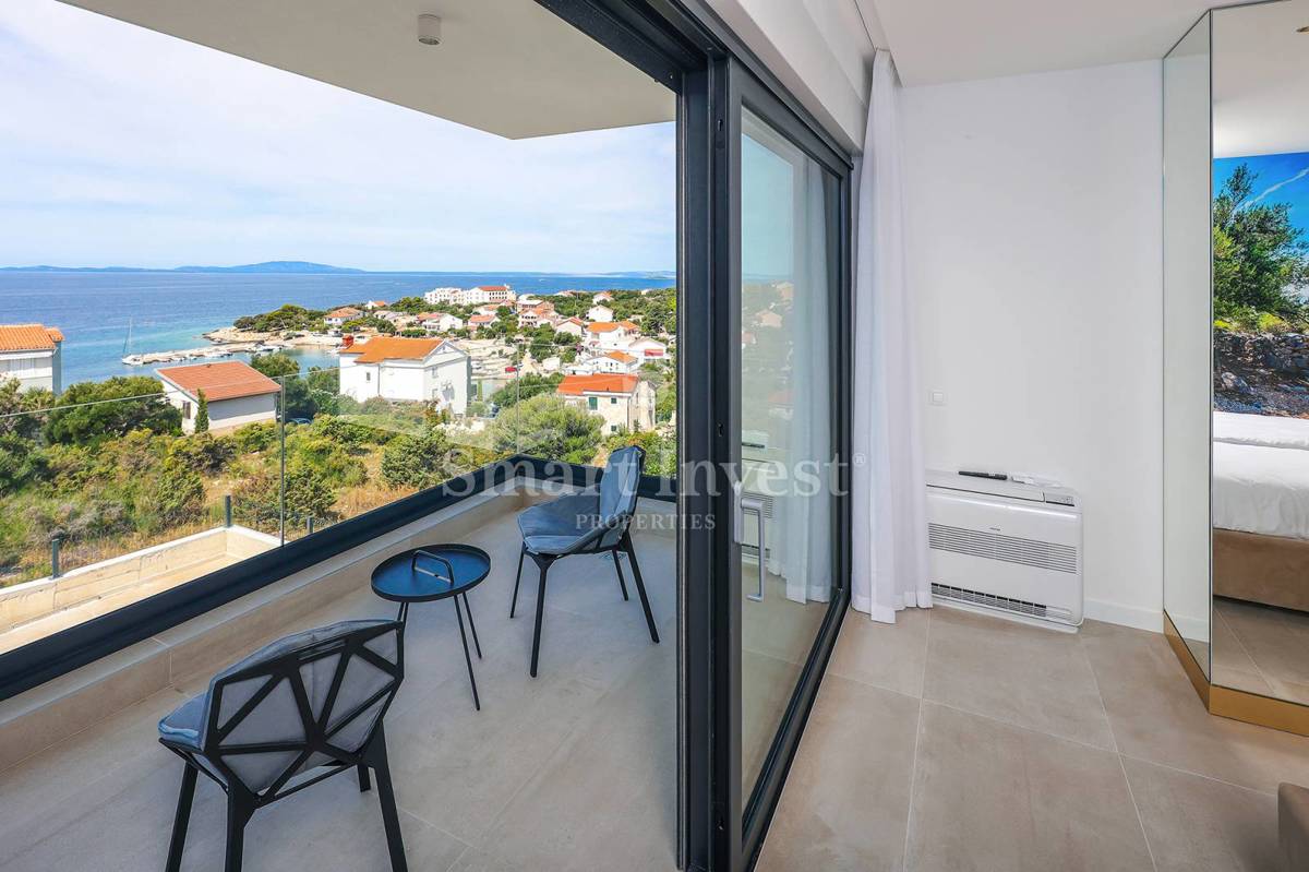 ISOLA DI PAG, lussuosa villa bifamiliare con piscina e vista mare, a 100 m dal mare!