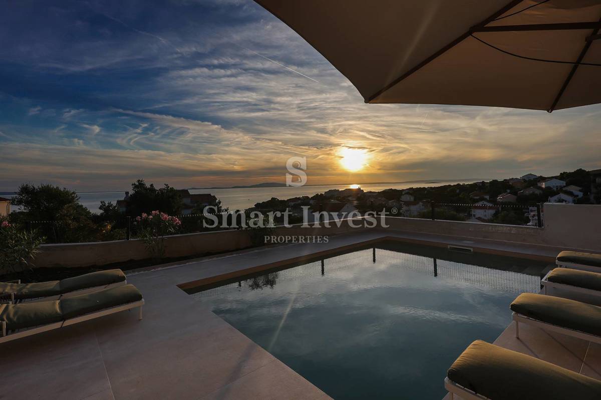 ISOLA DI PAG, lussuosa villa bifamiliare con piscina e vista mare, a 100 m dal mare!