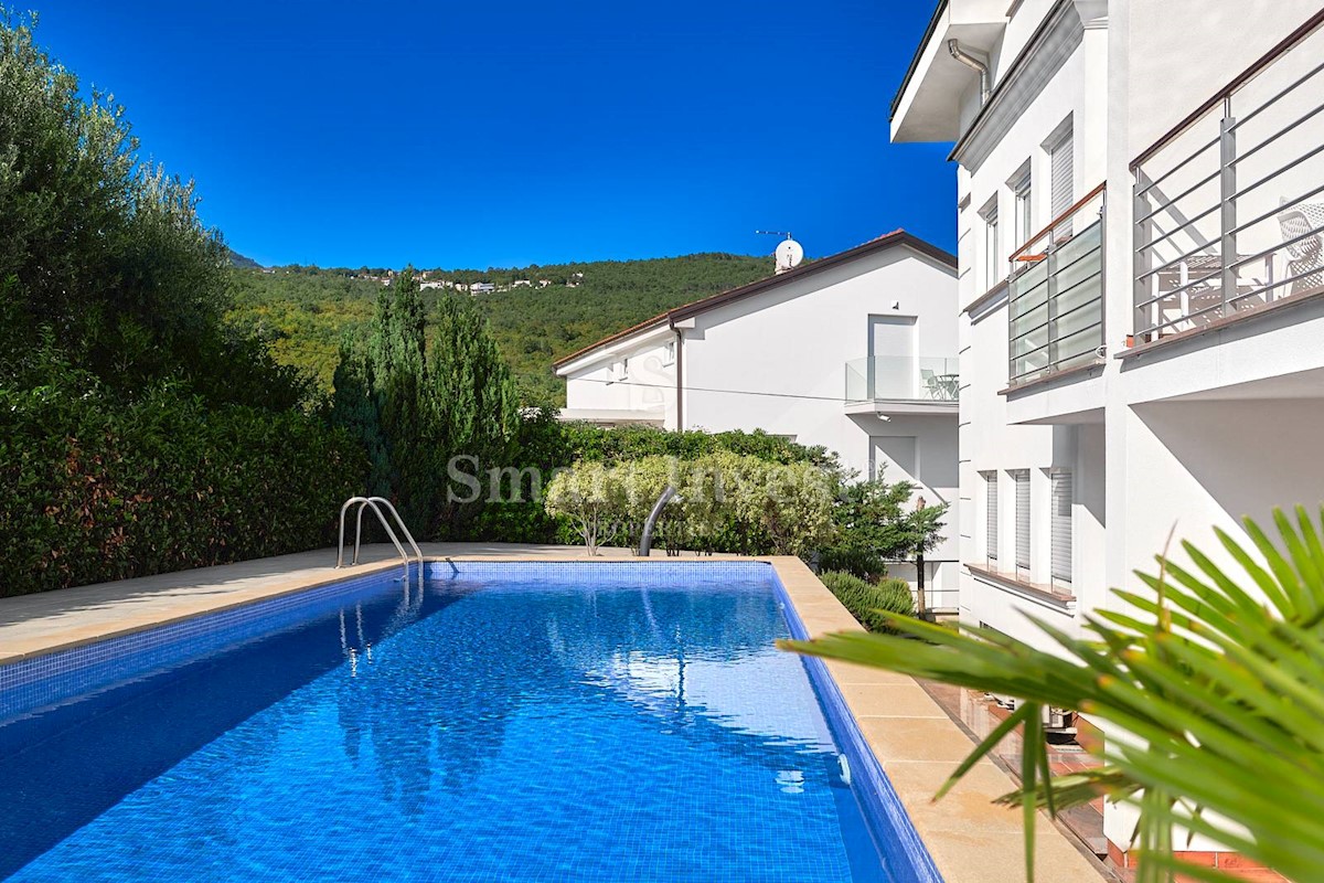 IČIĆI, appartamento trilocale con vista mare in complesso con piscina