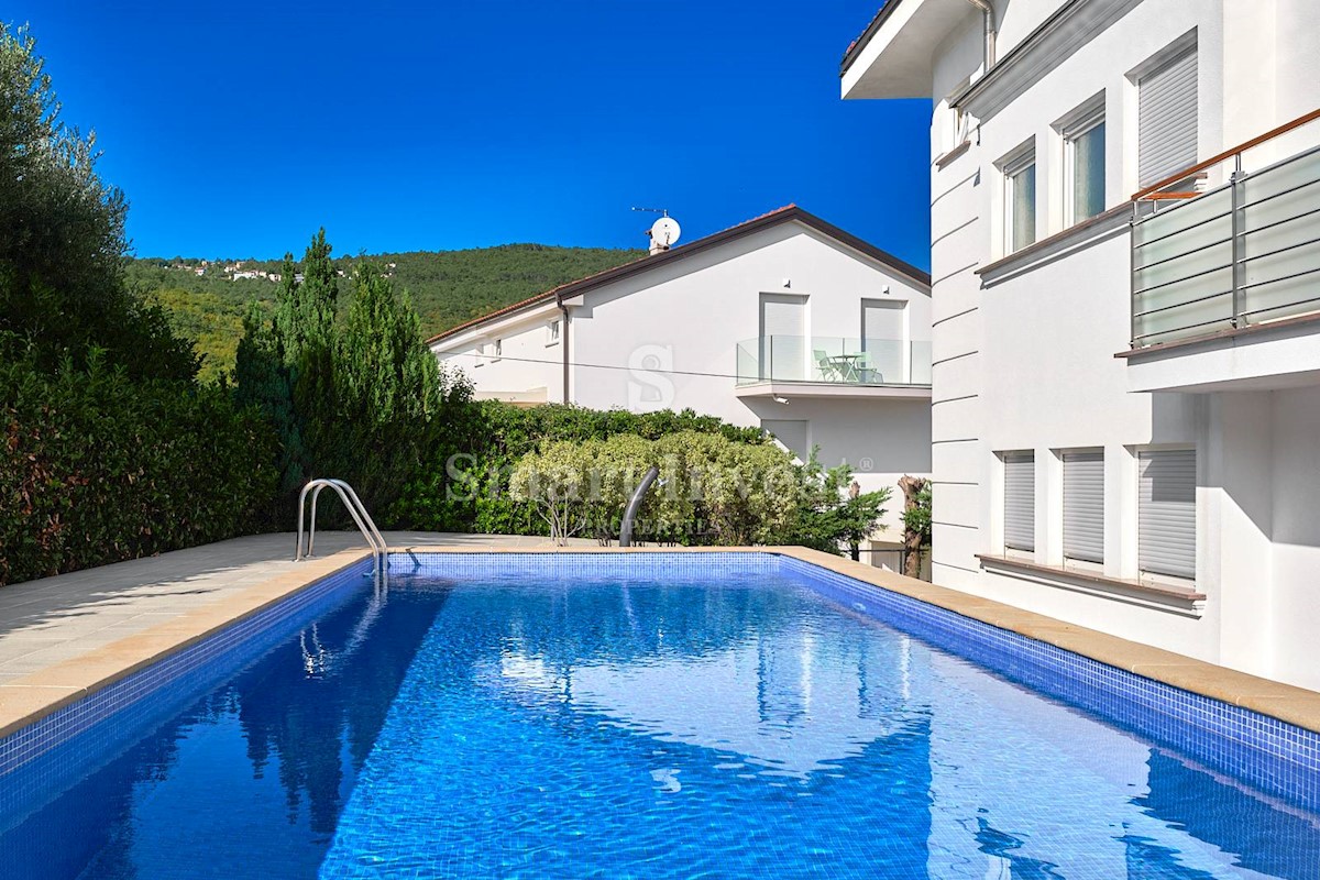 IČIĆI, appartamento trilocale con vista mare in complesso con piscina