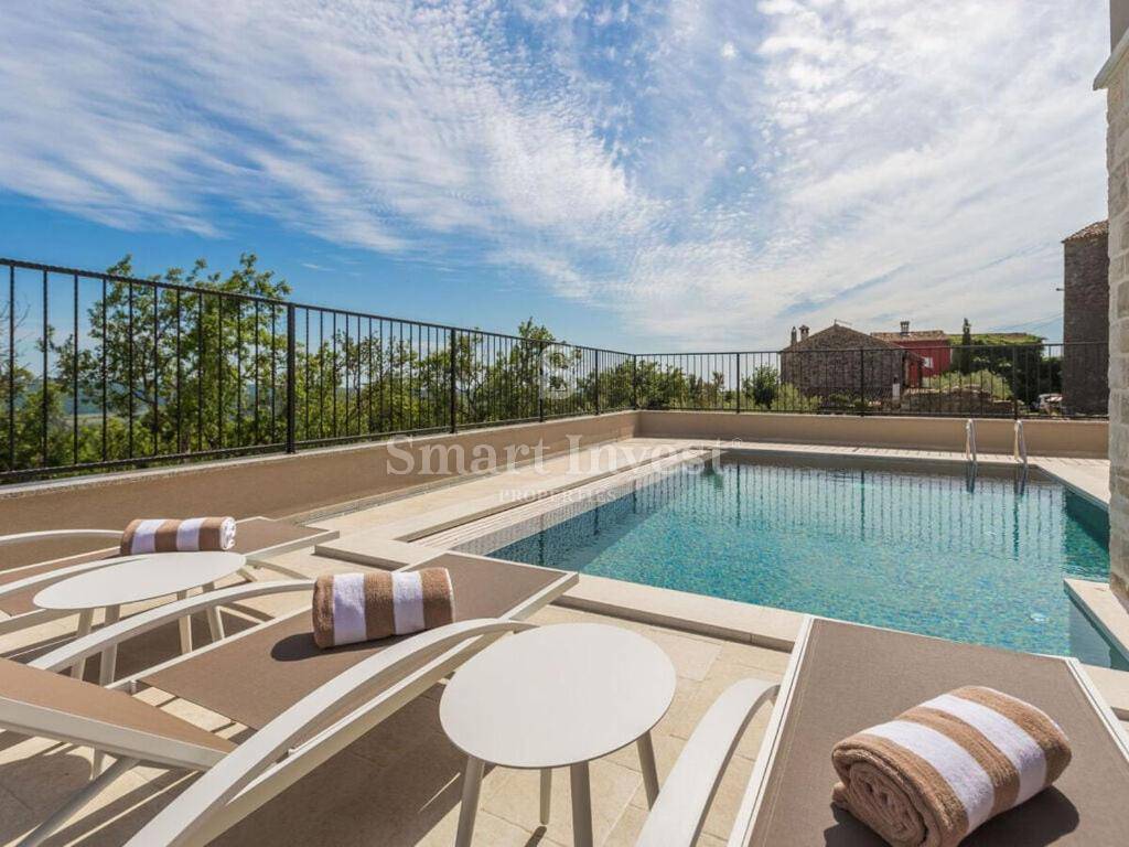 ISTRIA - BUIE, villa in pietra con piscina e vista mare