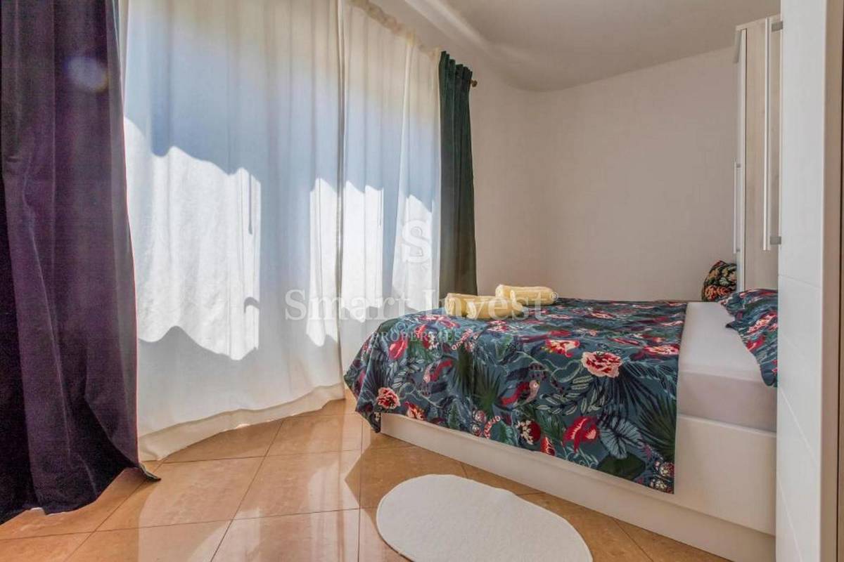 CRIKVENICA, casa indipendente con 3 appartamenti e piscina