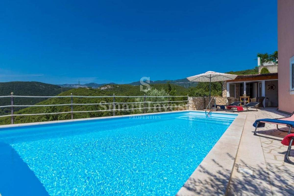 CRIKVENICA, casa indipendente con 3 appartamenti e piscina