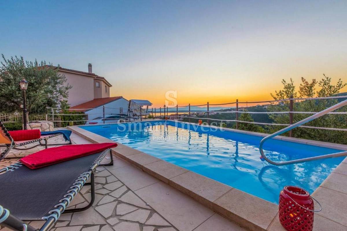 CRIKVENICA, casa indipendente con 3 appartamenti e piscina
