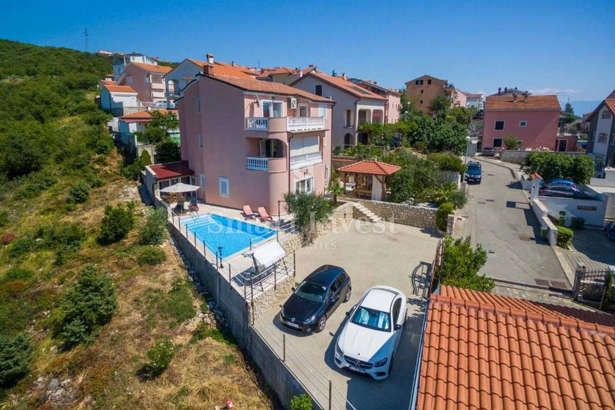 CRIKVENICA, casa indipendente con 3 appartamenti e piscina