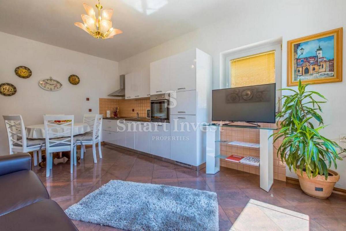 CRIKVENICA, casa indipendente con 3 appartamenti e piscina