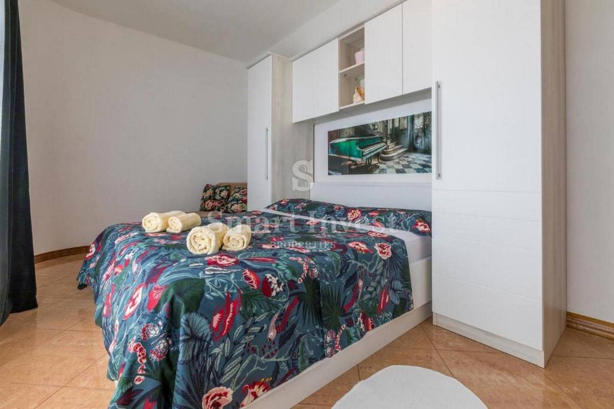 CRIKVENICA, casa indipendente con 3 appartamenti e piscina