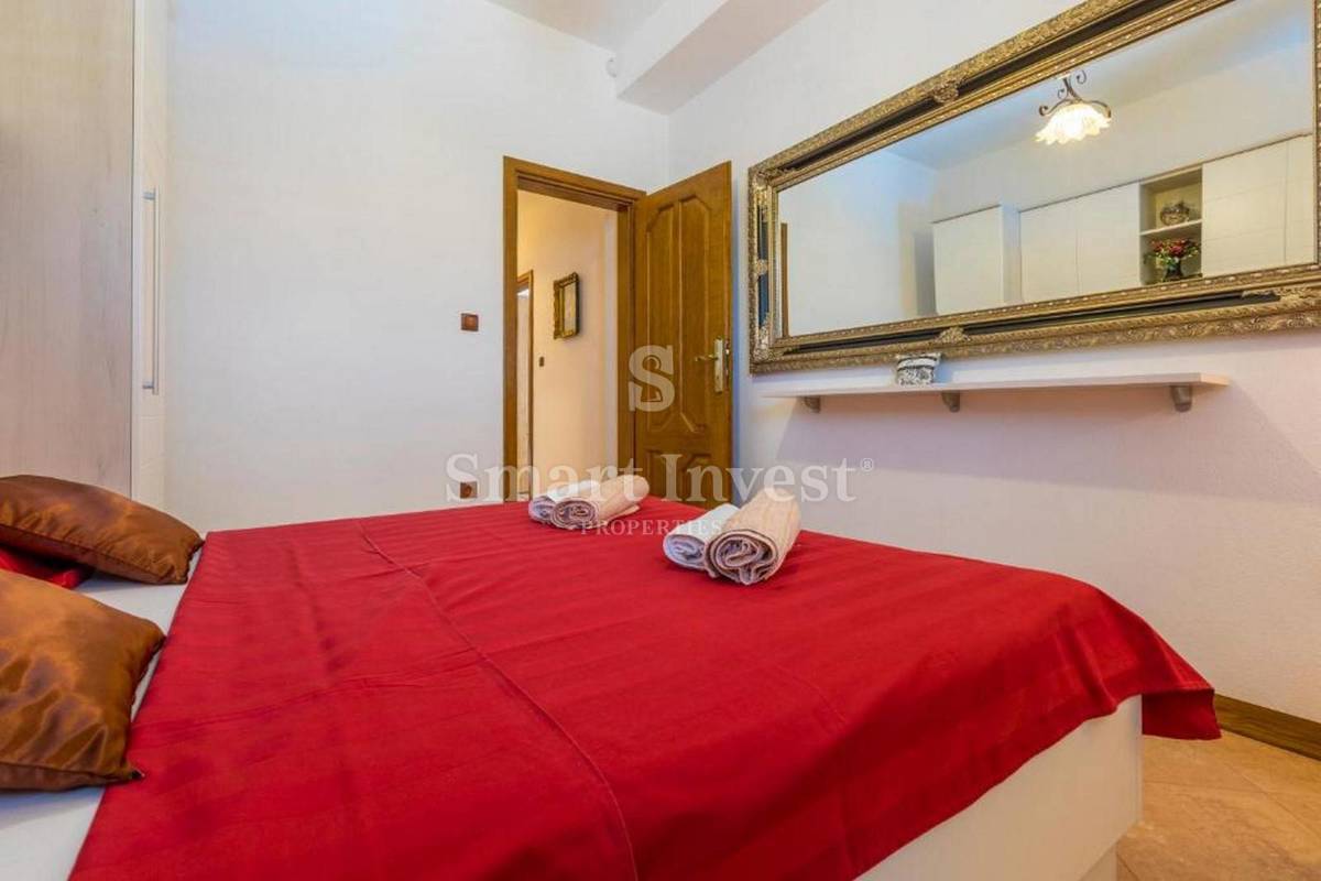 CRIKVENICA, casa indipendente con 3 appartamenti e piscina
