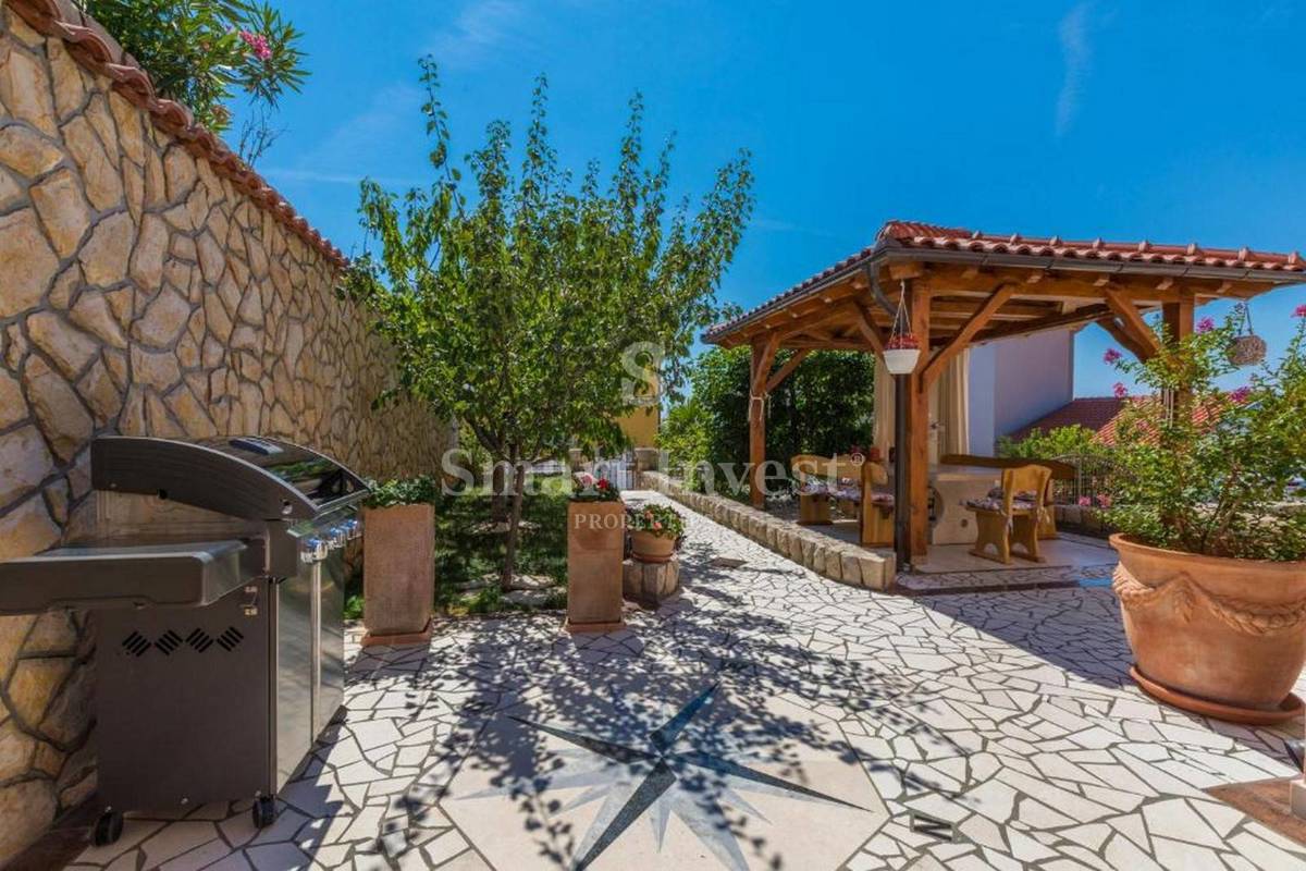 CRIKVENICA, casa indipendente con 3 appartamenti e piscina
