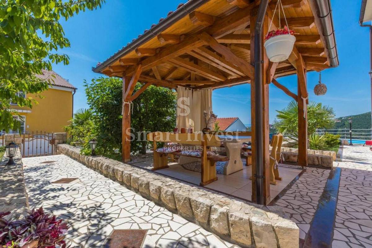 CRIKVENICA, casa indipendente con 3 appartamenti e piscina