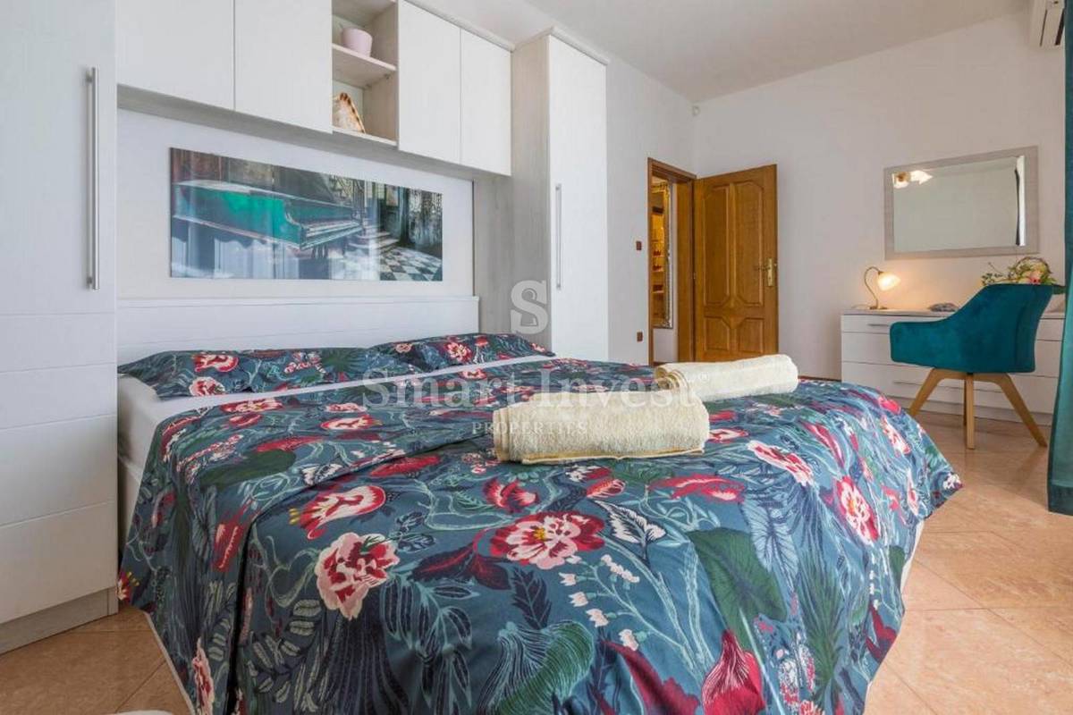 CRIKVENICA, casa indipendente con 3 appartamenti e piscina