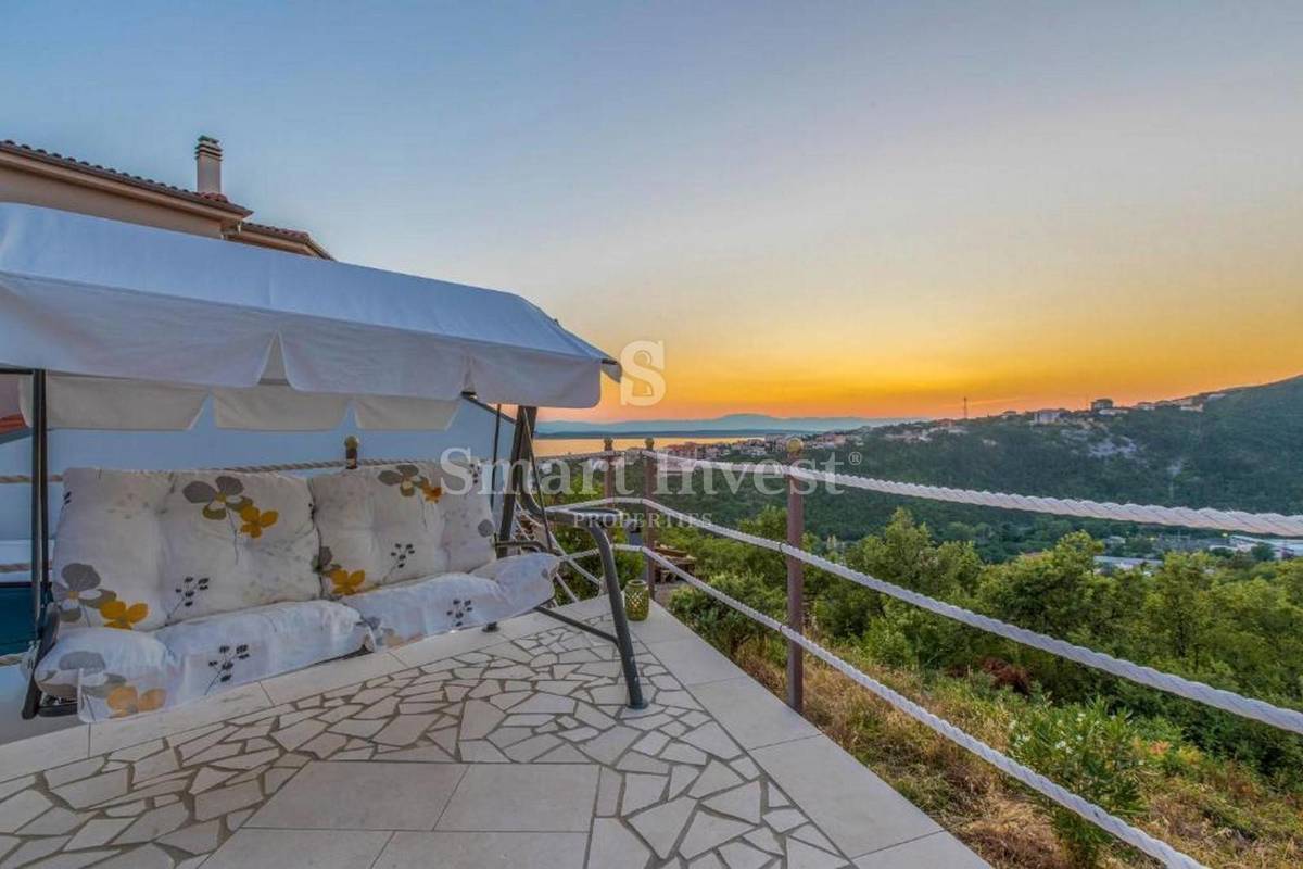 CRIKVENICA, casa indipendente con 3 appartamenti e piscina