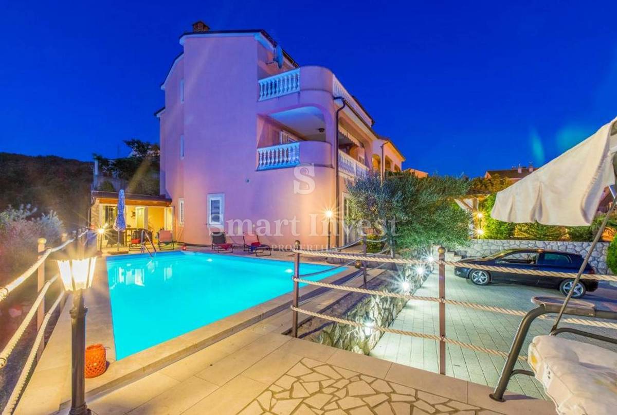 CRIKVENICA, casa indipendente con 3 appartamenti e piscina