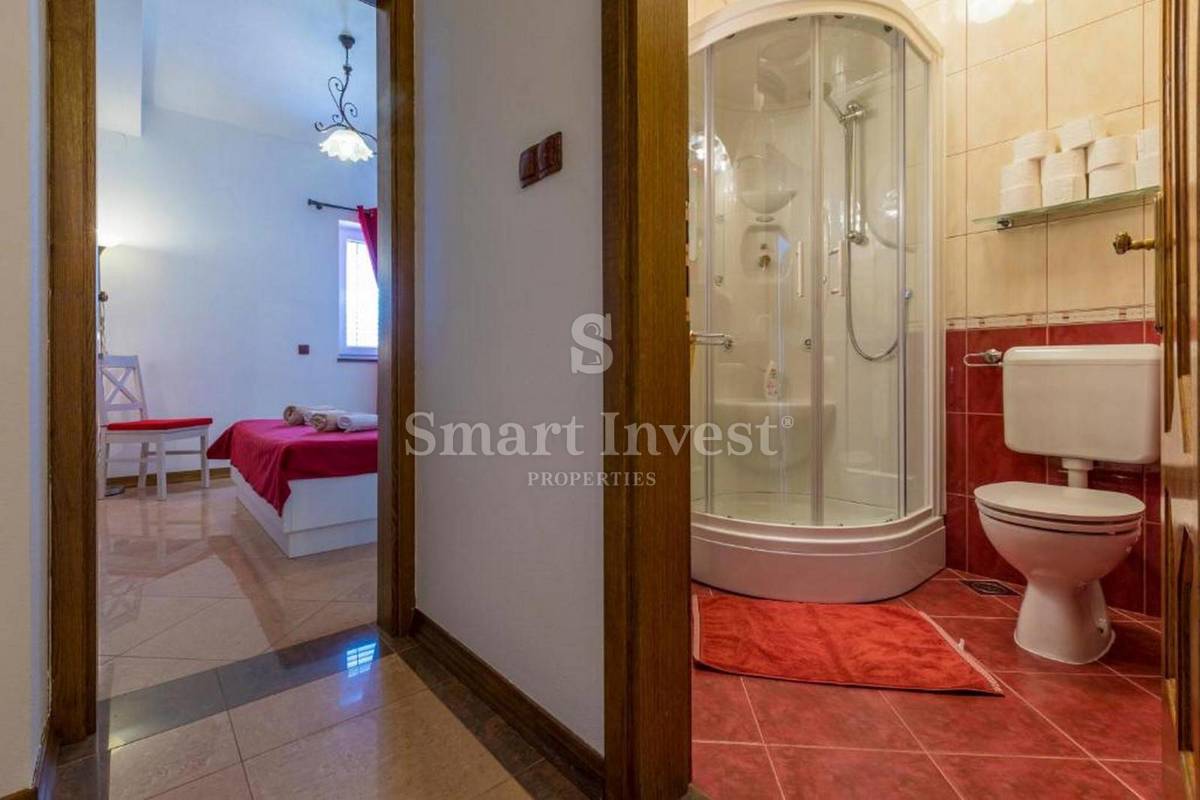CRIKVENICA, casa indipendente con 3 appartamenti e piscina