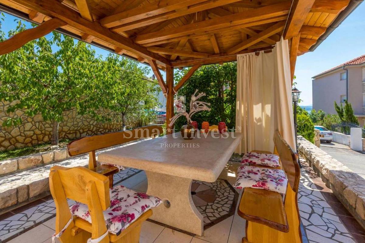 CRIKVENICA, casa indipendente con 3 appartamenti e piscina