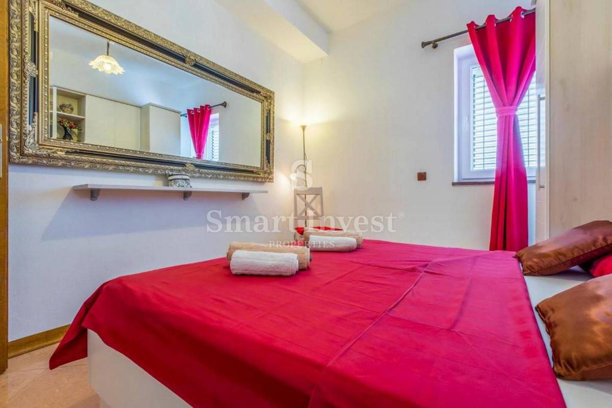 CRIKVENICA, casa indipendente con 3 appartamenti e piscina