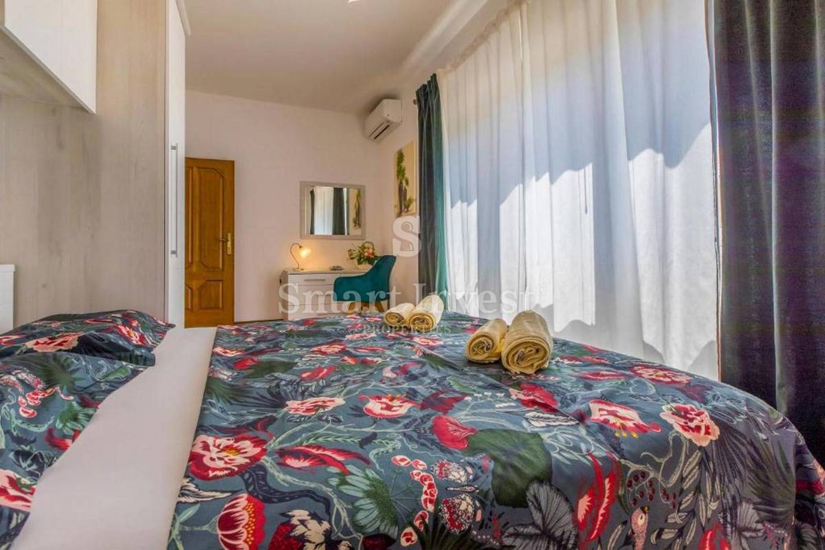 CRIKVENICA, casa indipendente con 3 appartamenti e piscina