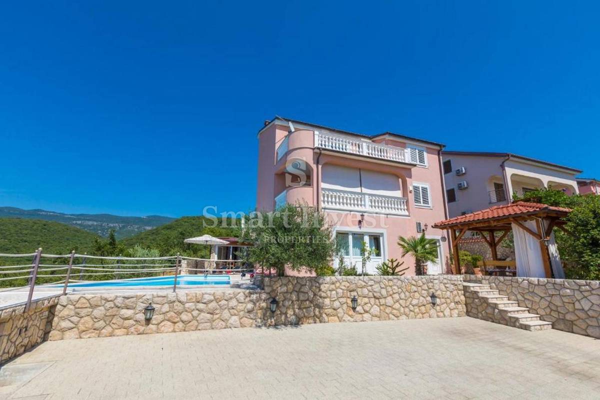 CRIKVENICA, casa indipendente con 3 appartamenti e piscina