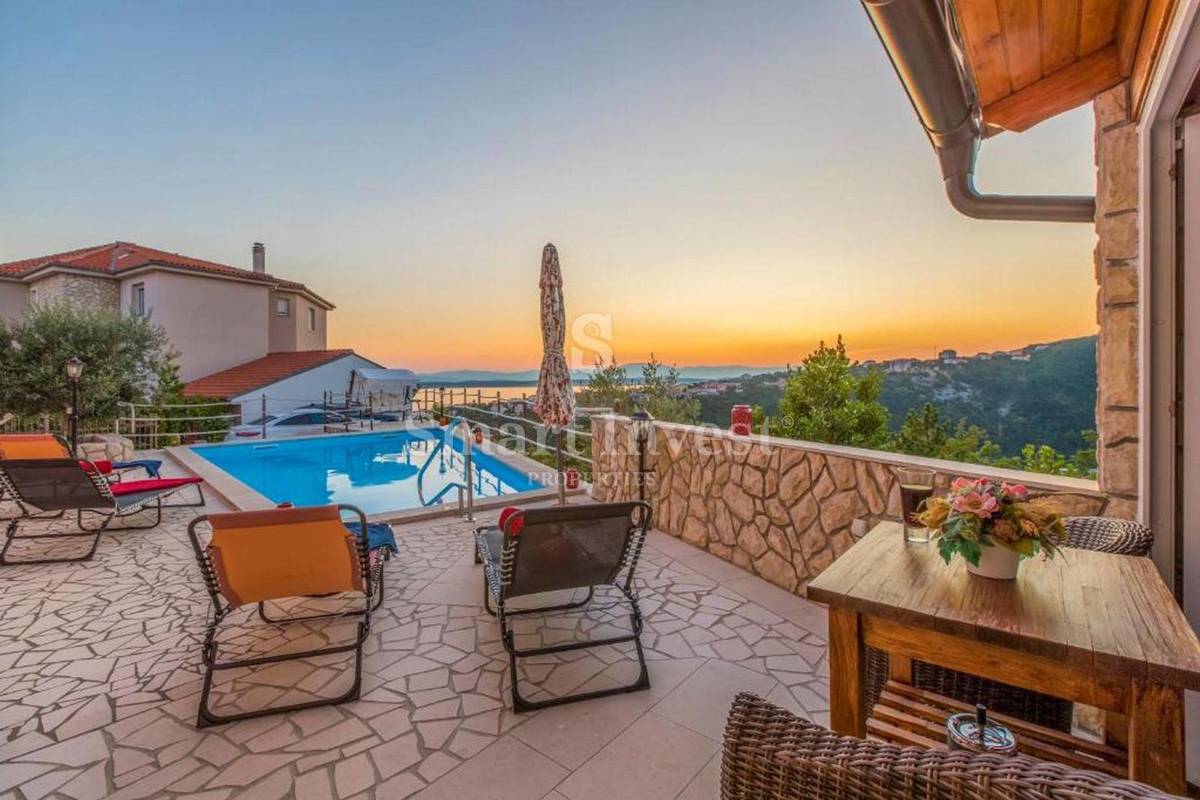 CRIKVENICA, casa indipendente con 3 appartamenti e piscina