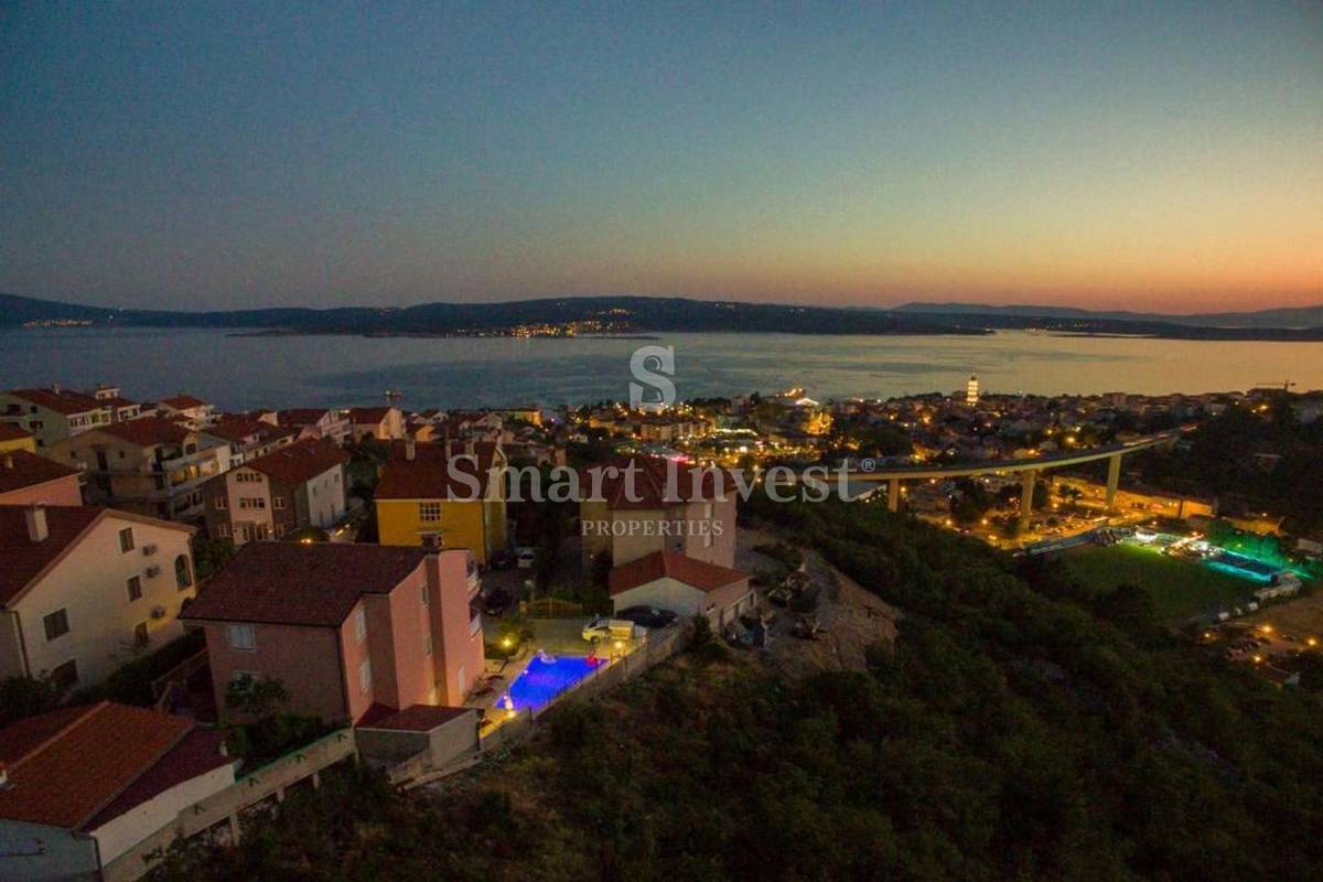 CRIKVENICA, casa indipendente con 3 appartamenti e piscina
