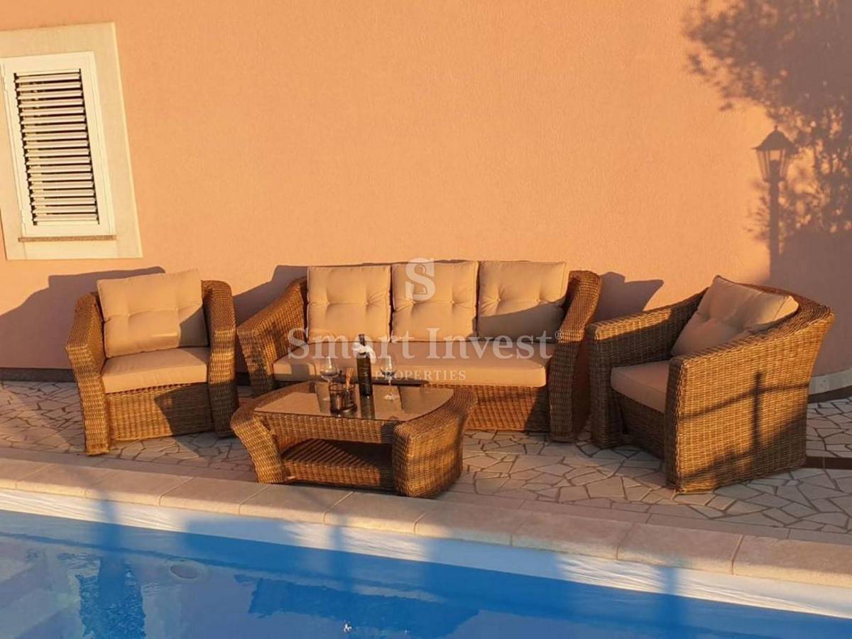 CRIKVENICA, casa indipendente con 3 appartamenti e piscina