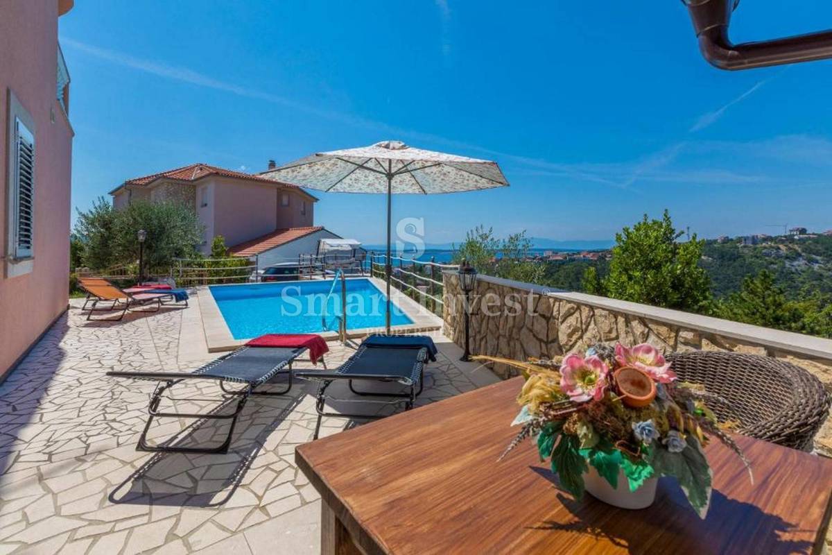 CRIKVENICA, casa indipendente con 3 appartamenti e piscina