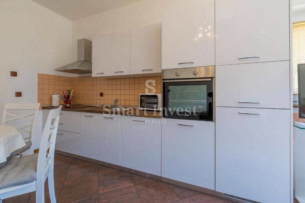 CRIKVENICA, casa indipendente con 3 appartamenti e piscina