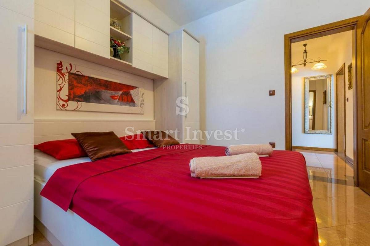 CRIKVENICA, casa indipendente con 3 appartamenti e piscina
