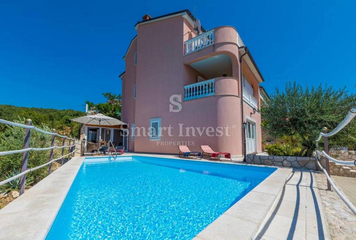 CRIKVENICA, casa indipendente con 3 appartamenti e piscina