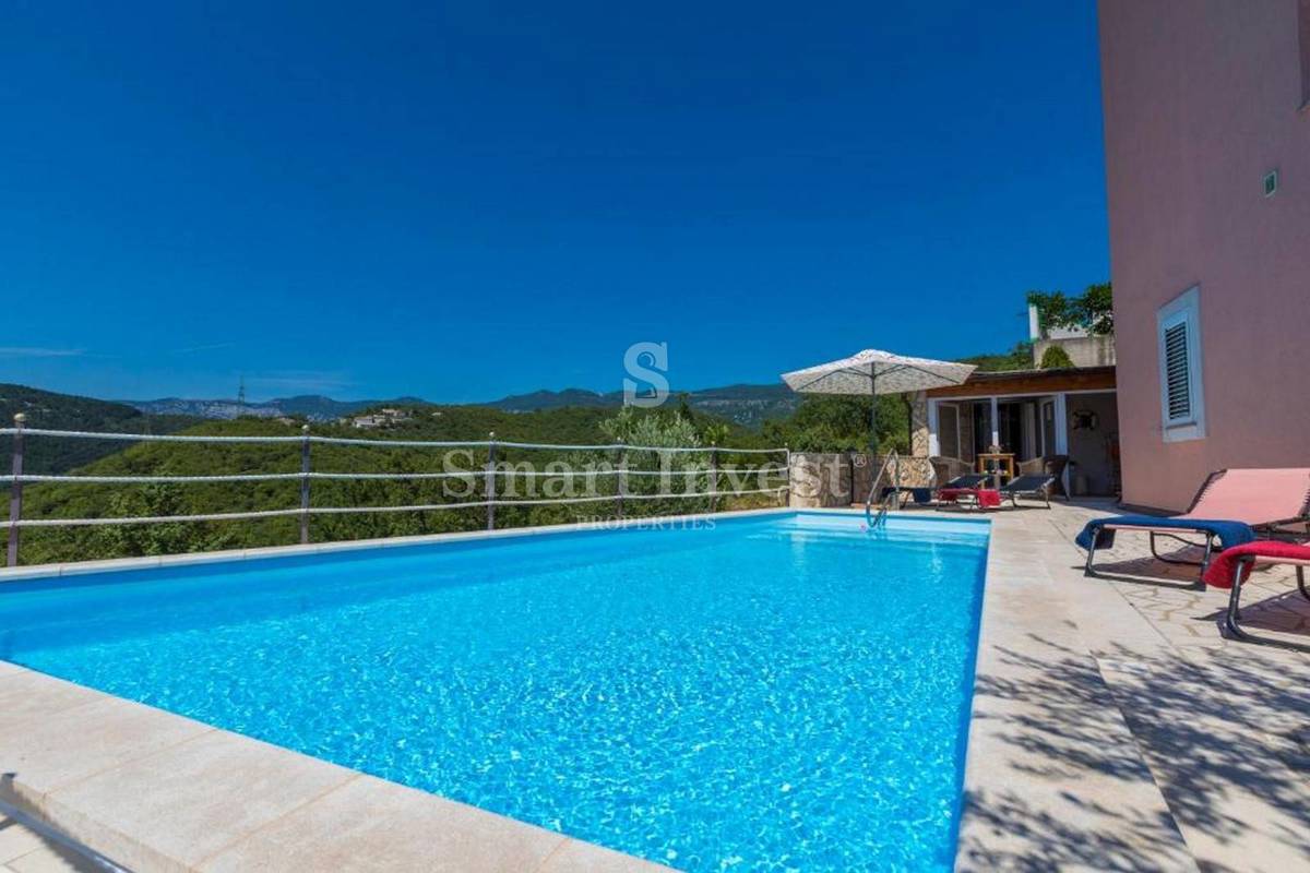 CRIKVENICA, casa indipendente con 3 appartamenti e piscina