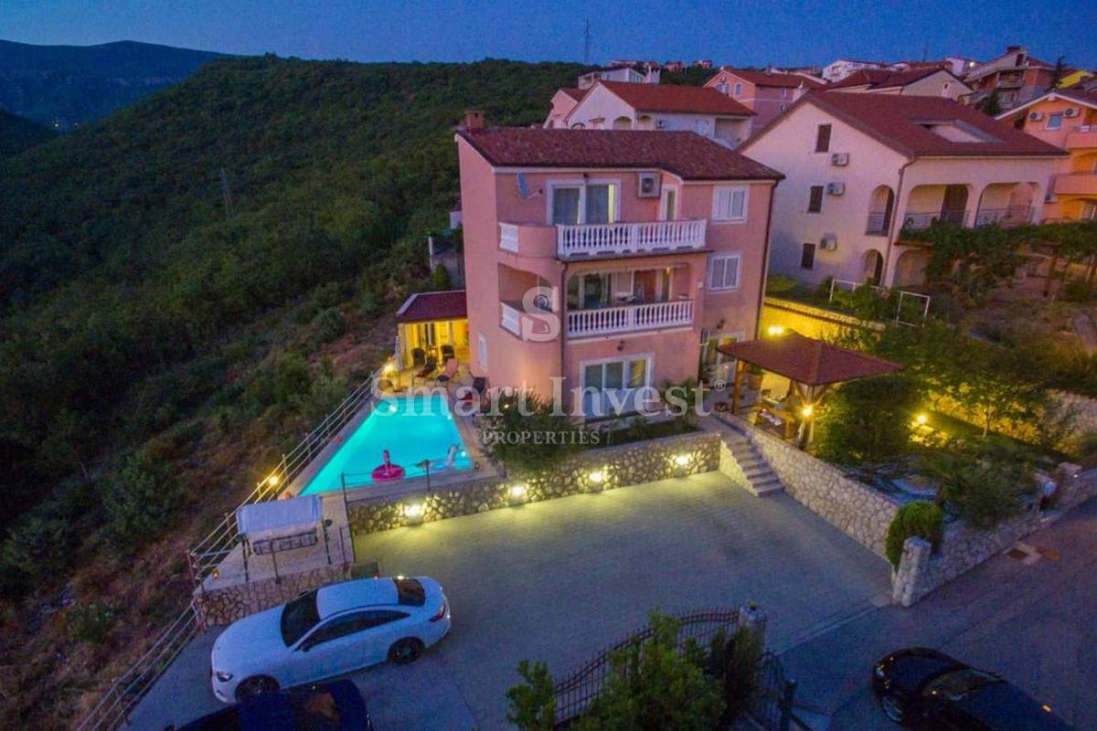 CRIKVENICA, casa indipendente con 3 appartamenti e piscina