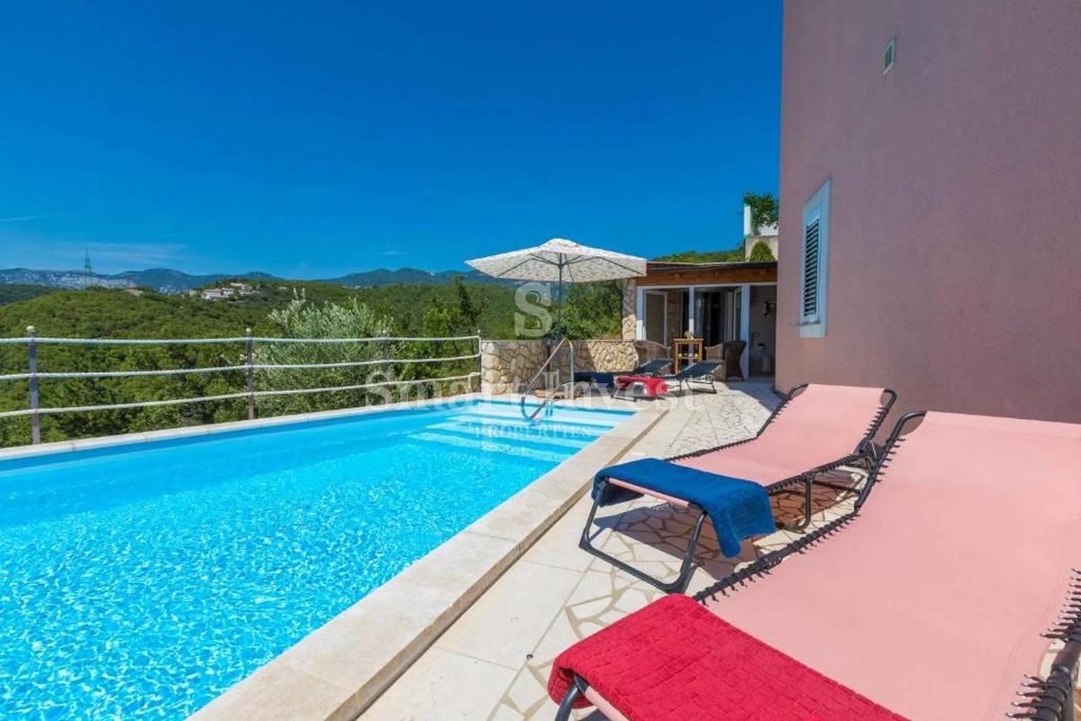 CRIKVENICA, casa indipendente con 3 appartamenti e piscina