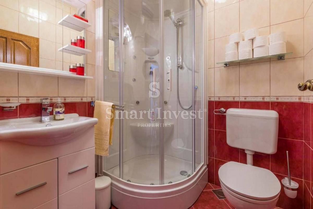 CRIKVENICA, casa indipendente con 3 appartamenti e piscina