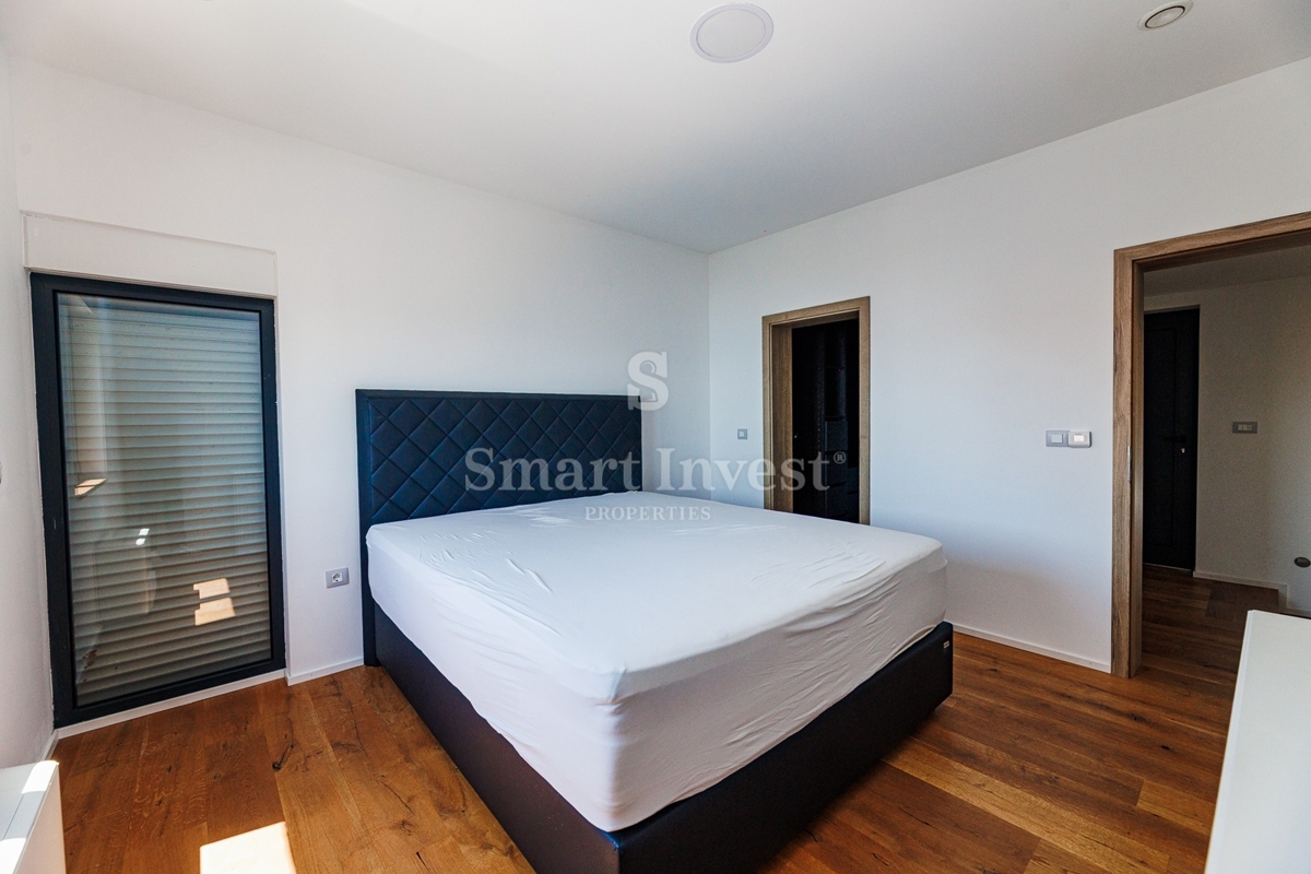 ABBAZIA - BREGI, casa moderna con piscina e vista mare